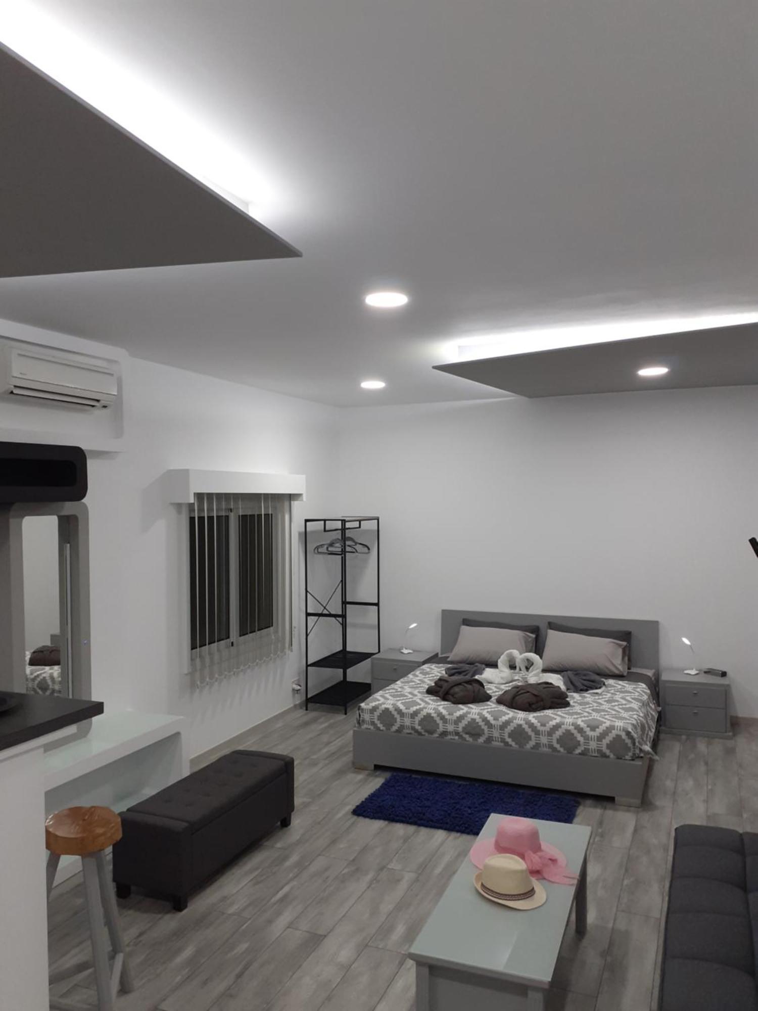 Deluxe Yiota'S Studio ! Klorakas Habitación foto